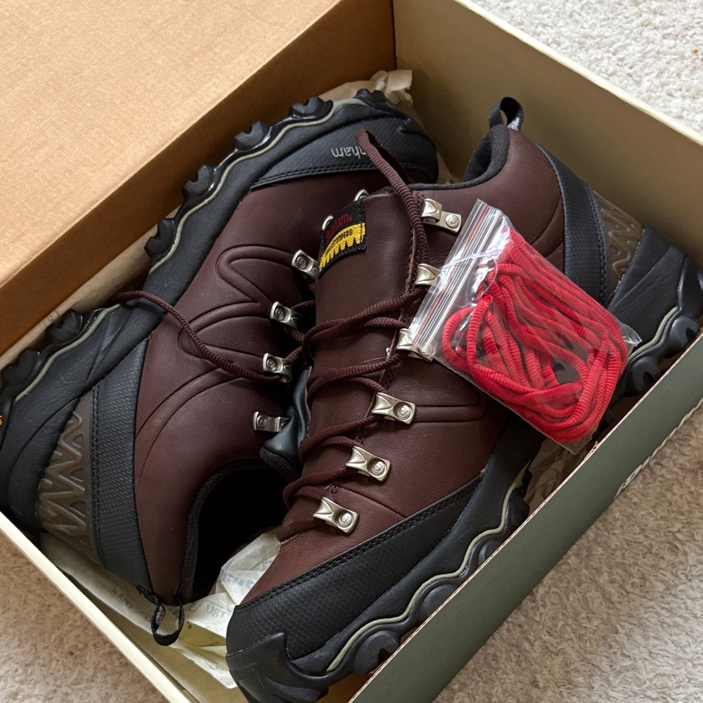 Dunham  waffle Stomper Brown and Black Hiking Boots with Red Laces NWT 10.5